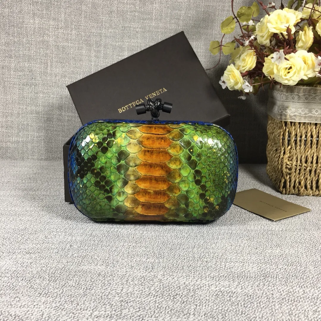 🔥🔥Model No. 8651🔥🔥This elegant clutch bag is one of the most popular handbags in woven bags. It is an interpretation of a classic design that was reintroduced in 2001. Since its launch, the Knot clutch has exhibited exquisite craftsmanship and integrated different styles from low-key to flamboyant. Each new Knot product demonstrates the irresistible and timeless charm of this classic handbag. This luxurious handbag features the signature braided rope buckle and is crafted from rare yellow-ringed forest snake and water snake skins. More charming and luxurious texture. Size: Small 16.5cm